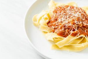 Schweinefleisch-Bolognese-Fettuccine-Nudeln mit Parmesankäse foto