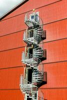 rot Gebäude mit Spiral- Treppe foto