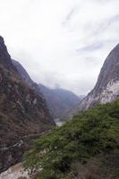 bewölkter Tag Berg-Yangtze-Fluss in der Provinz Yunnan, China foto