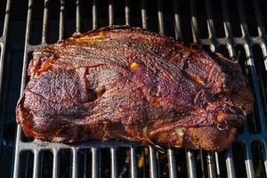 langsam gegrilltes Fleisch mit Kräutern und Gewürzen foto