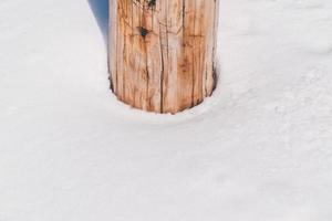 Holzstange im Schnee foto