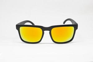 Nahaufnahmefotos Sonnenbrillen Farblinsen auf weißem Hintergrund foto