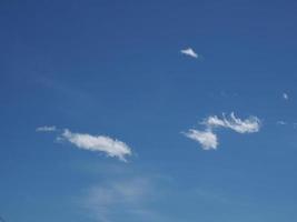 blauer Himmel mit Cumuluswolke foto