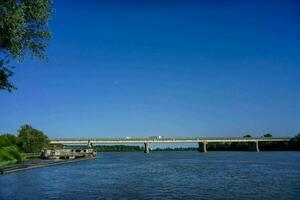 Brücke über den Fluss foto