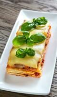Portion von klassisch Lasagne foto