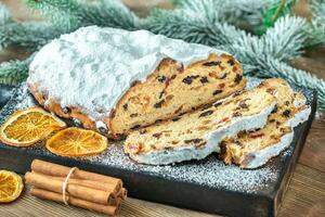 Stollen - traditionelles deutsches Weihnachtsbrot foto