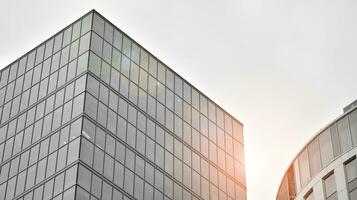 Glas modern Gebäude mit Blau Himmel Hintergrund. Aussicht und die Architektur Einzelheiten. städtisch abstrakt - - Fenster von Glas Büro Gebäude im Sonnenlicht Tag. schwarz und Weiß. foto