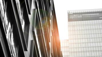 Glas modern Gebäude mit Blau Himmel Hintergrund. Aussicht und die Architektur Einzelheiten. städtisch abstrakt - - Fenster von Glas Büro Gebäude im Sonnenlicht Tag. schwarz und Weiß. foto