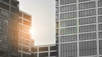 Glas modern Gebäude mit Blau Himmel Hintergrund. Aussicht und die Architektur Einzelheiten. städtisch abstrakt - - Fenster von Glas Büro Gebäude im Sonnenlicht Tag. schwarz und Weiß. foto