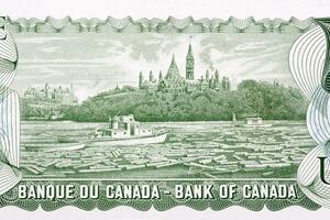 Parlament Gebäude wie gesehen von über das Ottawa Fluss von Geld foto