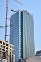 Hochhaus Gebäude unter Konstruktion. modern Büro Gebäude. foto