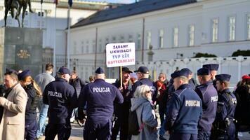 Warschau, Polen. 24 Oktober 2023. Manifestation von Unterstützung zum Prime Minister wählen Donald Stoßzahn im Vorderseite von das Präsidentschaftswahl Palast. foto