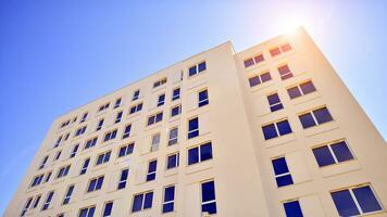 Marke Neu Wohnung Gebäude auf sonnig Tag. modern Wohn die Architektur. modern Mehrfamilienhaus Wohnung Haus. foto