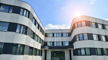 Büro Gebäude mit Weiß Aluminium zusammengesetzt Tafeln. Fassade Mauer gemacht von Glas und Metall. abstrakt modern Geschäft die Architektur. foto