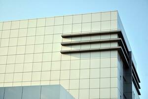 ein Aussicht beim ein Gerade Fassade von ein modern Gebäude mit ein dunkel grau Fassade. dunkel grau metallisch Panel Fassade. modern architektonisch Einzelheiten. foto