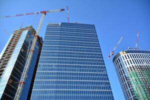 Hochhaus Gebäude unter Konstruktion. modern Büro Gebäude. foto