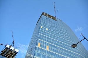 Hochhaus Gebäude unter Konstruktion. modern Büro Gebäude. foto