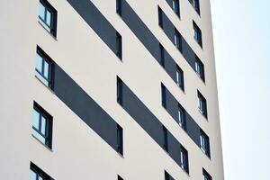 moderne Mehrfamilienhäuser an einem sonnigen Tag mit blauem Himmel. Fassade eines modernen Mehrfamilienhauses foto