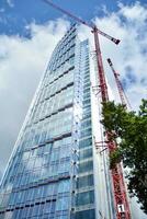 Hochhaus Gebäude unter Konstruktion. modern Büro Gebäude. foto