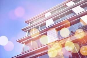 moderne Mehrfamilienhäuser an einem sonnigen Tag mit blauem Himmel. Fassade eines modernen Mehrfamilienhauses foto