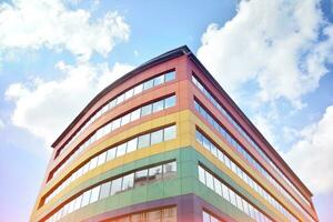 modern Büro Gebäude im das Stadt mit Fenster und Stahl und Aluminium Paneele Mauer. zeitgenössisch kommerziell die Architektur, Vertikale konvergieren geometrisch Linien. foto