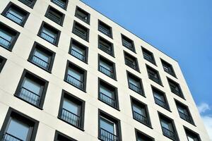 Wohn Gebäude auf Himmel Hintergrund. Fassade von ein modern Gehäuse Konstruktion mit von Balkone. foto