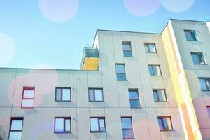 Wohn Gebäude auf Himmel Hintergrund. Fassade von ein modern Gehäuse Konstruktion mit von Balkone. foto