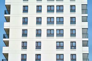 Wohn Gebäude auf Himmel Hintergrund. Fassade von ein modern Gehäuse Konstruktion mit von Balkone. foto