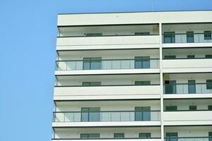 Wohn Gebäude auf Himmel Hintergrund. Fassade von ein modern Gehäuse Konstruktion mit von Balkone. foto