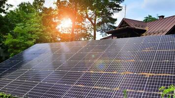 Solar- Paneele mit ein groß Oberfläche. Photovoltaik Paneele Stehen auf ein gepflastert Oberfläche gegen das Hintergrund von Bäume und Gebüsch. foto