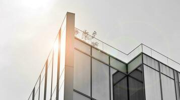 Glas modern Gebäude mit Blau Himmel Hintergrund. Aussicht und die Architektur Einzelheiten. städtisch abstrakt - - Fenster von Glas Büro Gebäude im Sonnenlicht Tag. schwarz und Weiß. foto