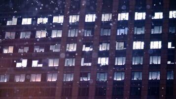 Muster von Büro Gebäude Fenster beleuchtet beim Nacht. Glas die Architektur , Unternehmen Gebäude beim Nacht - - Geschäft Konzept. foto