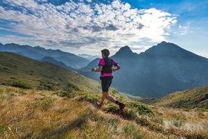 sportlicher Bergmann fährt im Trail beim Ausdauertraining foto