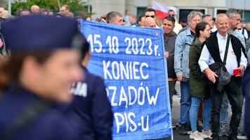 Warschau, Polen. 1 Oktober 2023. März von ein Million Herzen. Polizei Einheiten Sicherung Opposition Demonstrationen. foto