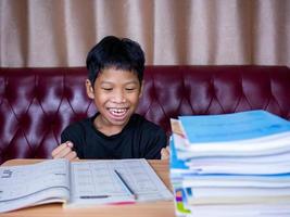 der Junge war sehr glücklich, seine Hausaufgaben zu beenden. foto