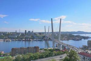 Goldene Brücke von Wladiwostok Seelandschaft in Wladiwostok Russland foto