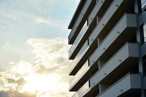 moderne Mehrfamilienhäuser an einem sonnigen Tag mit blauem Himmel. Fassade eines modernen Mehrfamilienhauses foto