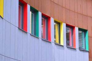 Stadtbild mit Fassade von ein modern Wohn Gebäude. modern europäisch Wohn Wohnung Gebäude. foto