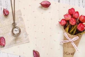 Blumenpapier mit Uhr und Blumen foto