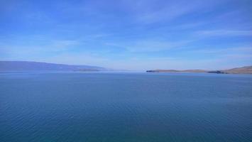 insel baikalsee olchon an einem sonnigen tag, irkutsk russland. foto