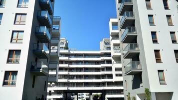 Stadtbild mit Fassade von ein modern Wohn Gebäude. modern europäisch Wohn Wohnung Gebäude. foto