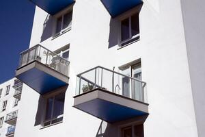 Außen von ein modern mehrstöckig Wohnung Gebäude - - Fassade, Fenster und Balkone. foto