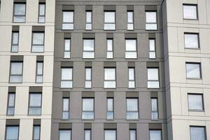 Außen von ein modern mehrstöckig Wohnung Gebäude - - Fassade, Fenster und Balkone. foto