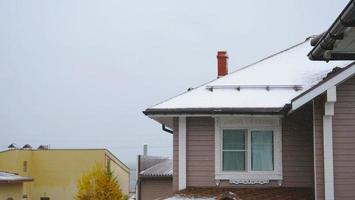 Winterschnee auf dem Dach in Listwjanka Russland foto