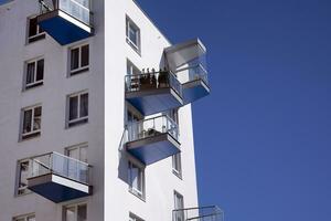 Außen von ein modern mehrstöckig Wohnung Gebäude - - Fassade, Fenster und Balkone. foto