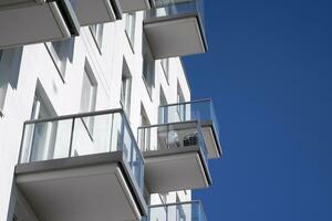 Außen von ein modern mehrstöckig Wohnung Gebäude - - Fassade, Fenster und Balkone. foto