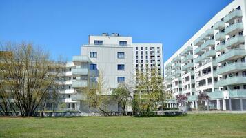 modern Wohnung Gebäude auf ein sonnig Tag mit ein Blau Himmel. Fassade von ein modern Wohnung Gebäude. Glas Oberfläche mit Sonnenlicht. foto