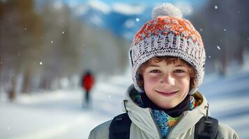 jung Skifahrer im gestrickt hatstands gegen das Hintergrund von Winter Landschaft und lächelt. ai generiert. foto