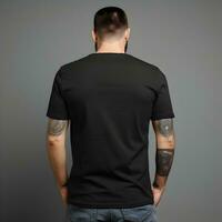 Mann im leer schwarz T-Shirt, zurück Aussicht zum Attrappe, Lehrmodell, Simulation. generativ ai foto