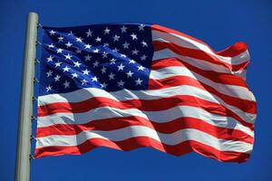 amerikanisch Flagge winken im das Wind gegen Blau Himmel foto